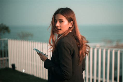 poses for a photoshoot|back towards camera poses.